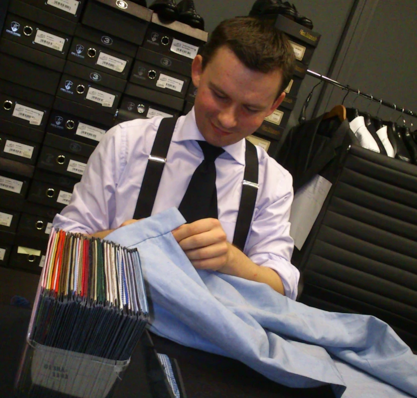 Modelffabre - krawiec szyje koszule w zakladzie krawieckim